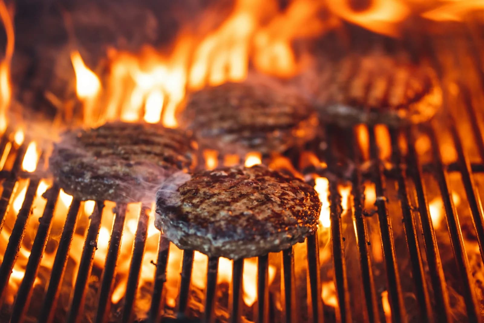 Izgarada pişen burger köfteleri
