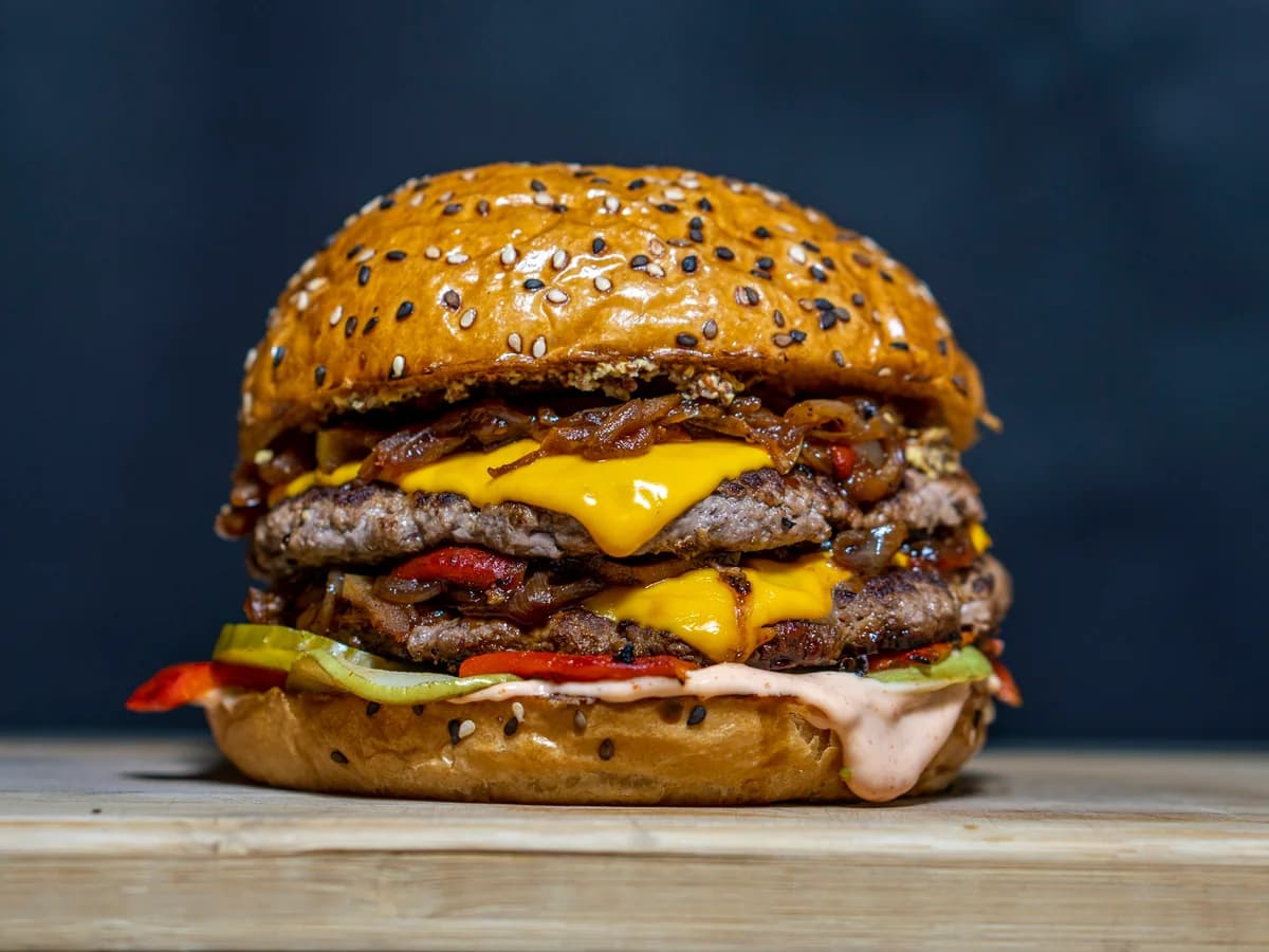 Cheddarlı Vegie Closed Burger + Patates Kızartması – temsili görsel