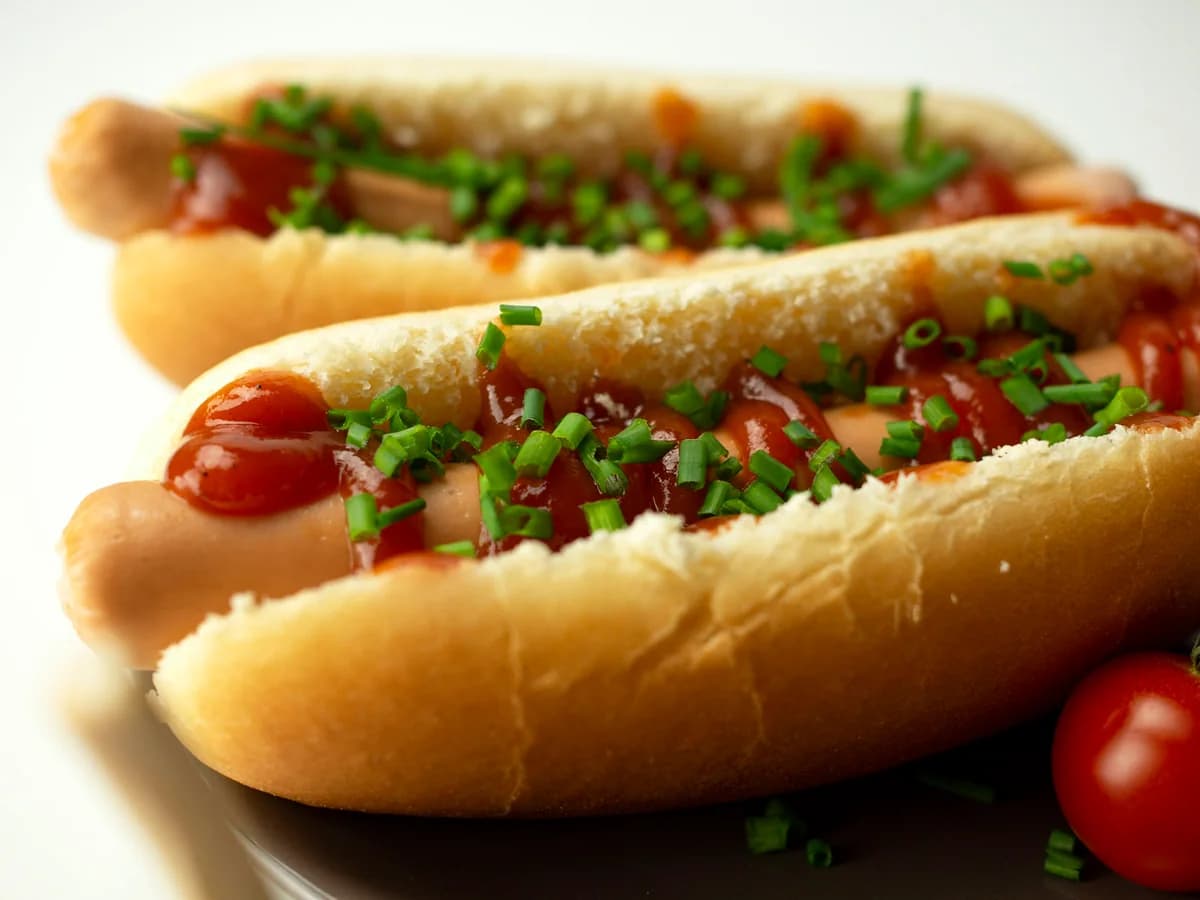Cheddar Peynirli Hot Dog + Patates Kızartması+ Şişe İçecek Ya Da Ayran – temsili görsel