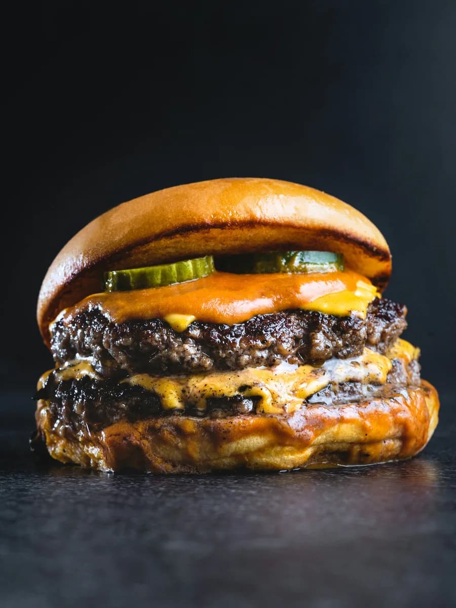 Ateşte pişmiş, eriyen peynirli burger